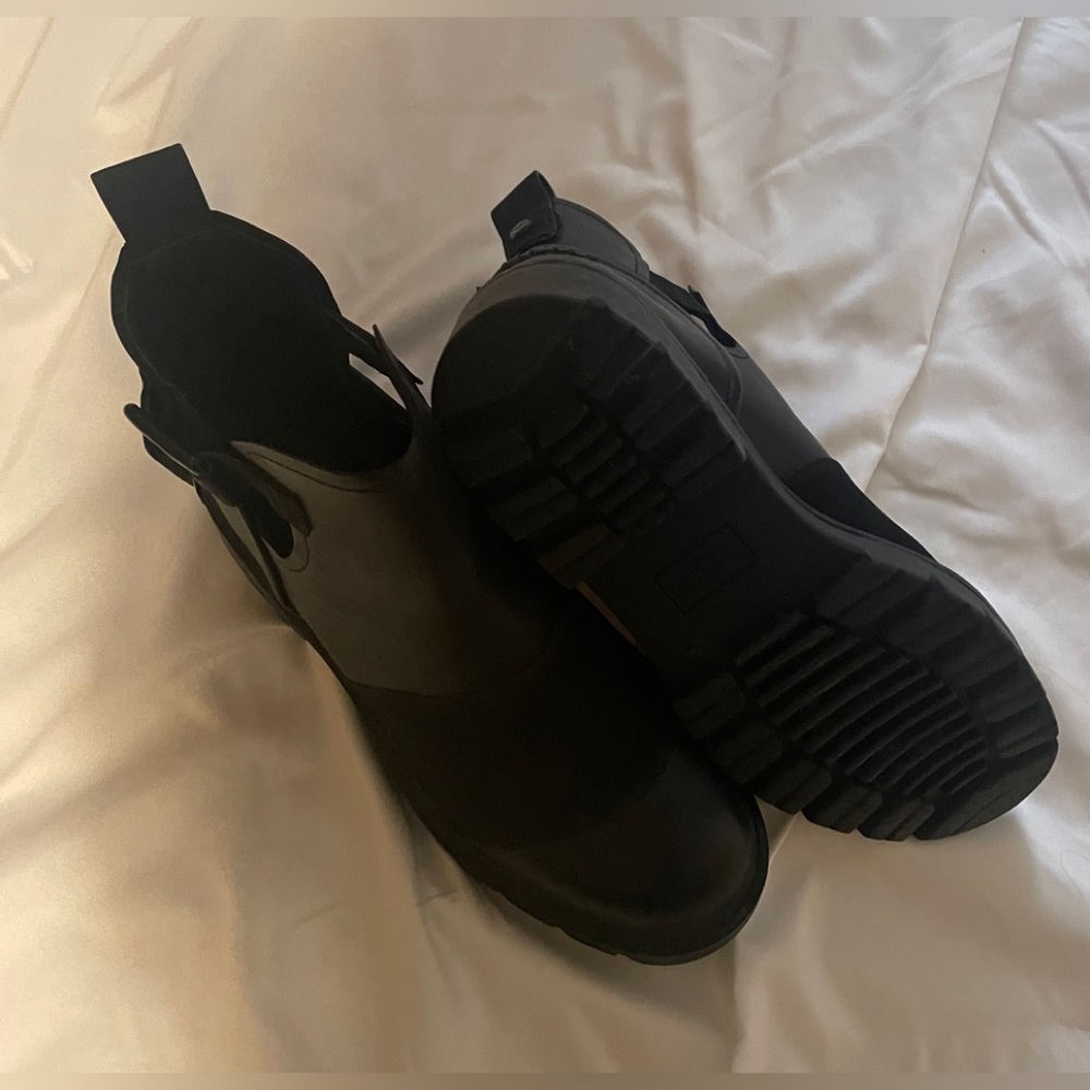 Ugg size 8 Black lug boots.